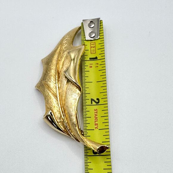 Vintage Hattie Carnegie Brooch Gold Tone Leave Abstract Signed - Picture 10 of 11